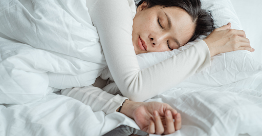 13 Benefits Of Sleeping With A Pillow Between Your Legs